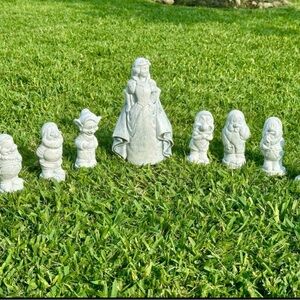 Stunning Snowhite & 7 Dwarfs White Concrete Set